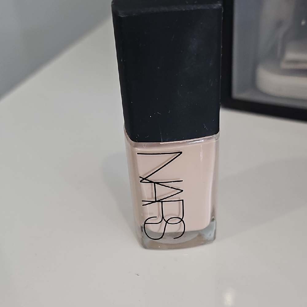 NARS Sheer GLOW Foundation